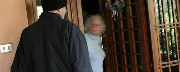 Se gli anziani non ne vogliono sapere di badanti e case di riposo..